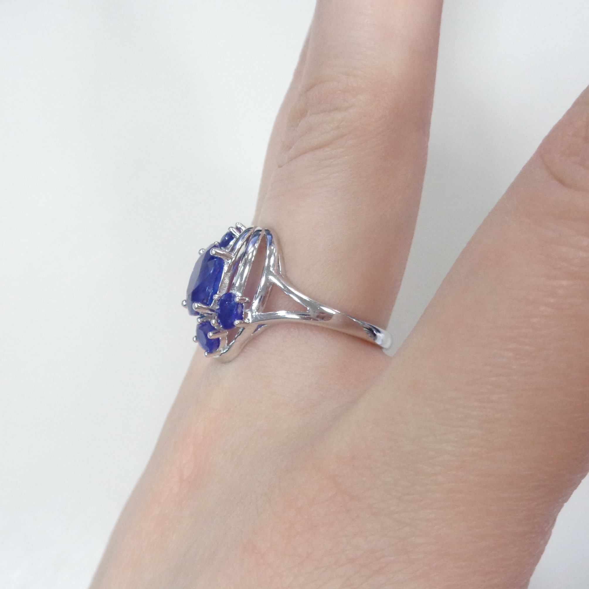 Серебряное кольцо с сапфирами